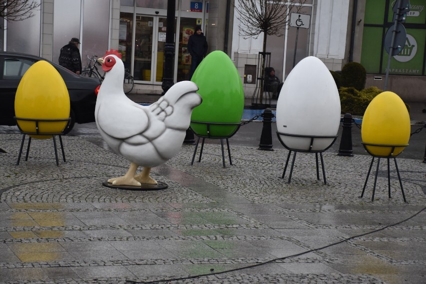 Pleszew. Wielkanocne dekoracje miejskie stanęły na Rynku -...