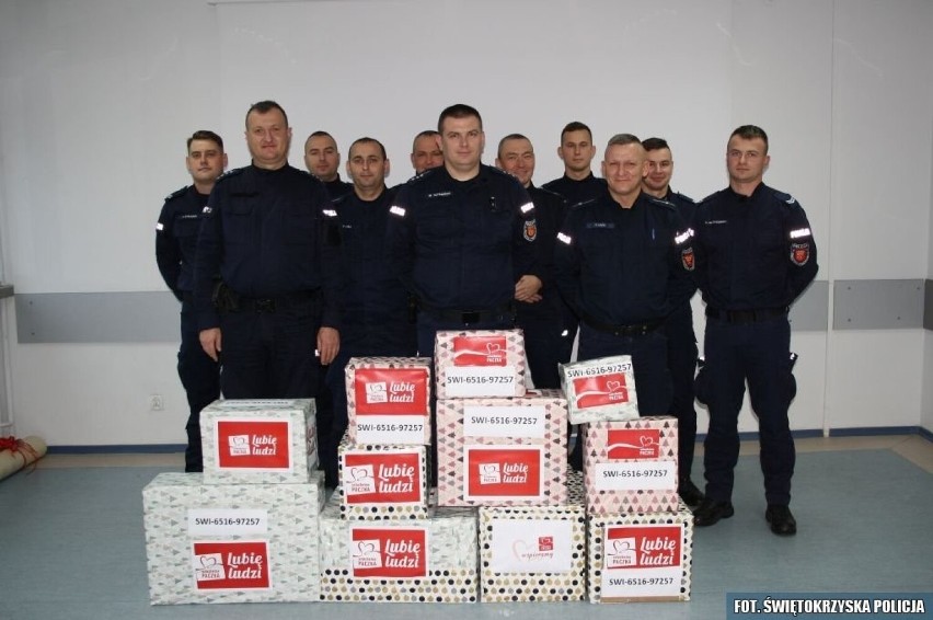 Policjanci z Kielc przyszli z pomocą kobiecie w trudnej sytuacji. Przygotowali prezent dla 22-latki w ramach akcji "Szlachetna Paczka"