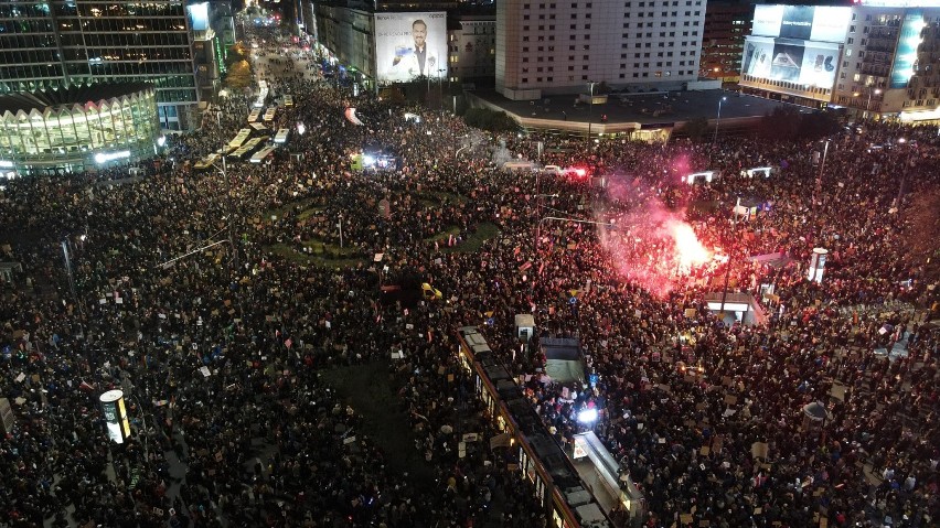 Strajk Kobiet. Ruszył wielki ''Marsz na Warszawę". Tysiące protestujących, na ulicach wojsko