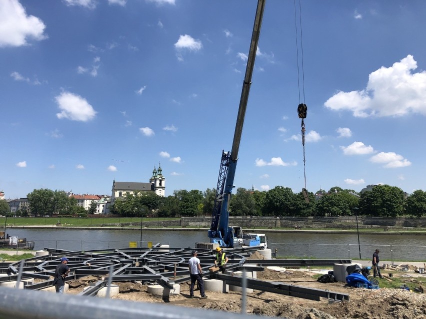 Kraków. Trwa budowa platformy pod balon widokowy, wkrótce loty [GALERIA]