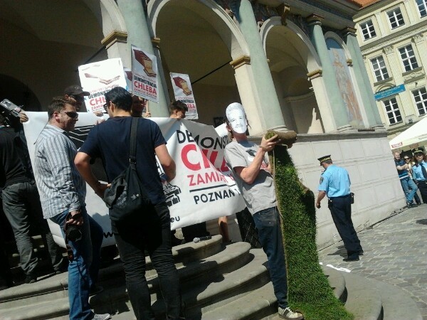 Protest anarchistów przed Ratuszem w Poznaniu: Chleba zamiast igrzysk! [ZDJĘCIA]