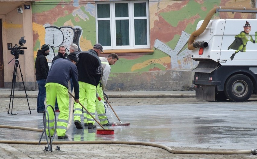 W piątek, 9 listopada, w południe na Placu Matejki w...