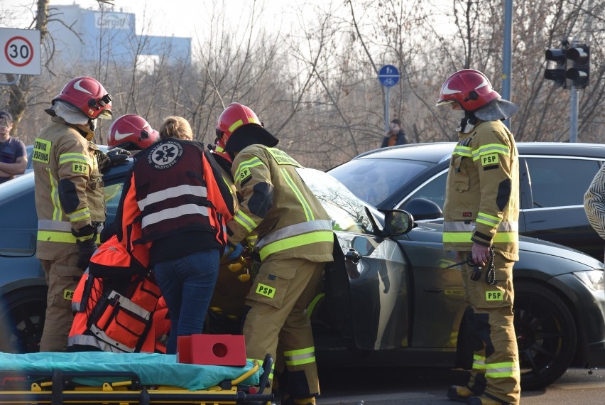 Wypadek na ulicy Wrocławskiej w Kaliszu. Dwie osoby zostały...
