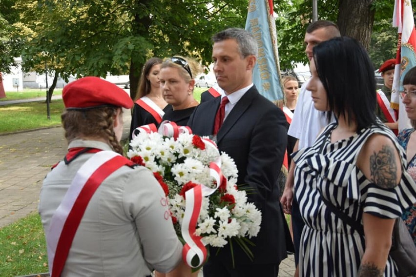 Święto Wojska Polskiego 2021 w Radomsku. Kwiaty od władz miasta i powiatu [ZDJĘCIA]