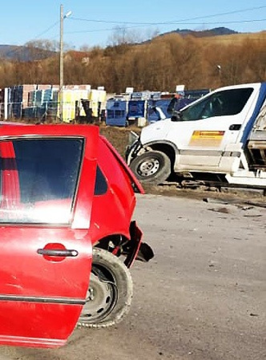 Mszana Dolna. Karambol z udziałem czterech aut. Dwie osoby w szpitalu [ZDJĘCIA]