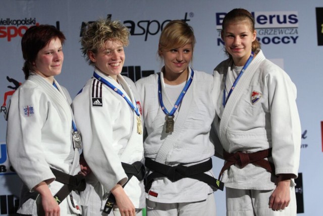 Natalia Znojek ( pierwsza z prawej ) zdobyła w Mławie tytuł vice - mistrzyni Polski młodzieży w judo.