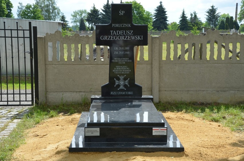 Tajemniczy grób bohatera odznaczonego Virtuti Militari przy kościele w Białołęce doczekał się nowego, pięknego pomnika