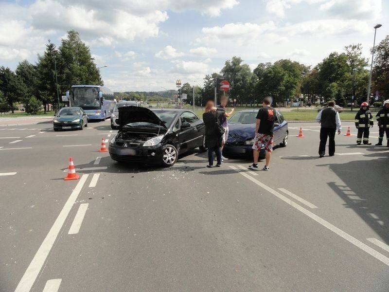 Rondo Solidarności w Nowym Sączu. Zderzenie dwóch samochodów