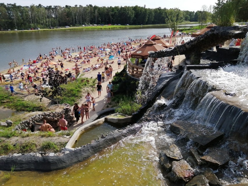 W Rybakówce tłumy jak nad Bałtykiem. Na plażę i pod palmy...