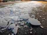 Wielkie bryły lodu spadają z tirów w Starym Kisielinie. Ludzie mówią, że w końcu ktoś zginie