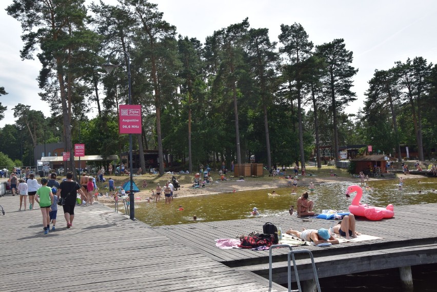 Plaża przy Molo Radiowej Trójki chętnie odwiedzana przez mieszkańców i turystów