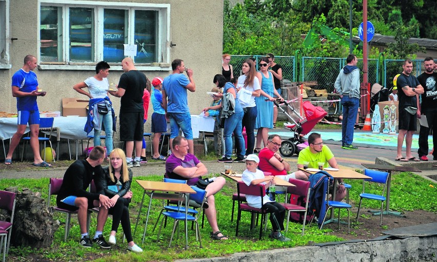 Wypłynęli na wody jeziora smoczymi łodziami i kajakami [zdjęcia]