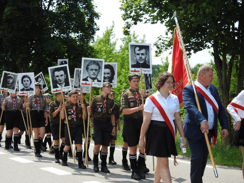 Obchody 76. rocznicy Obławy Augustowskiej w Gibach. Na Wzgórzu Krzyży złożono kwiaty, zapalono znicze [Zdjęcia]