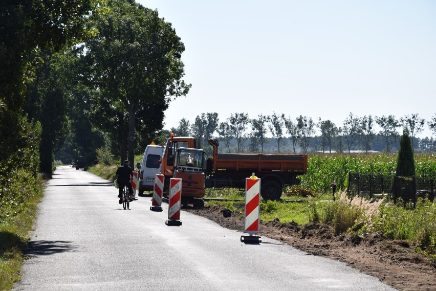 Budują już chodnik wzdłuż ul. Baszkowskiej w Kobylinie [ZDJĘCIA]