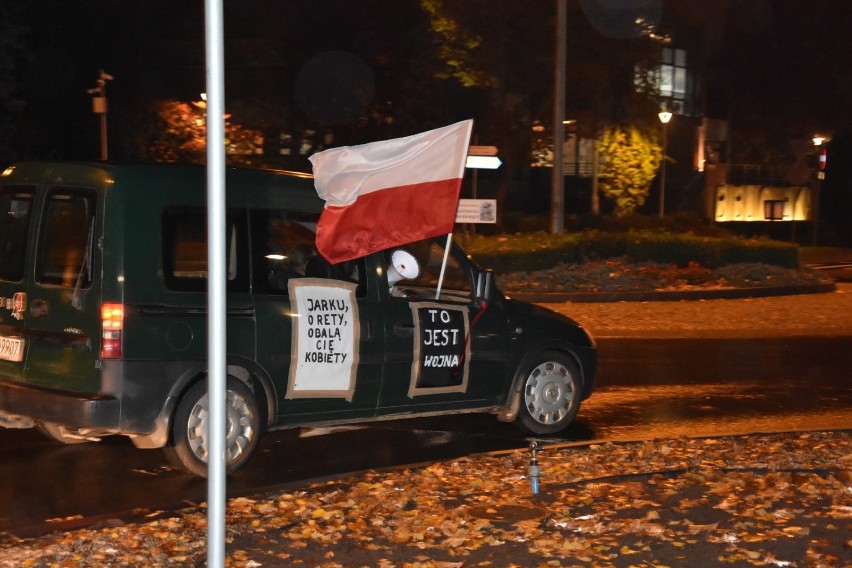 Samochodowy Strajk Kobiet w Nowym Tomyślu. Kobiety wyjechały na ulicę! 