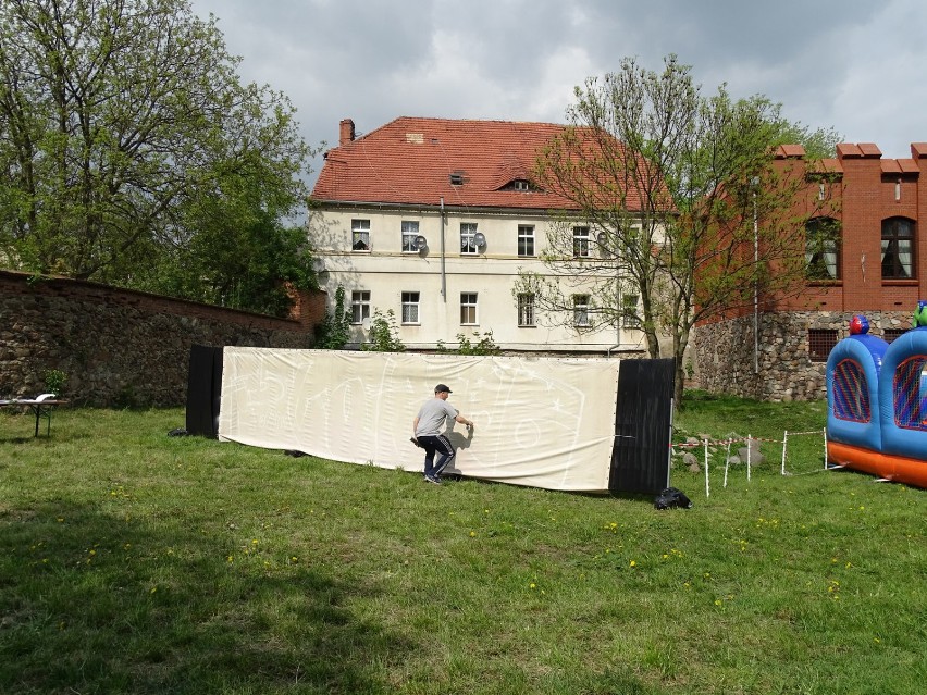 Wschowa - Europejska majówka - tworzenie muralu na 15-lecie Wschowy w Unii Europejskiej [ZDJECIA]