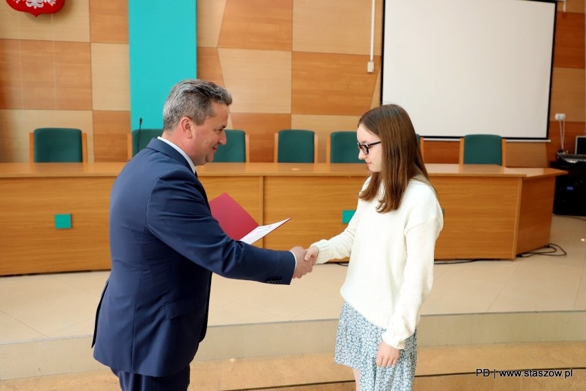 Najzdolniejsi uczniowie z gminy Staszów uhonorowani przez burmistrza. Zobacz zdjęcia