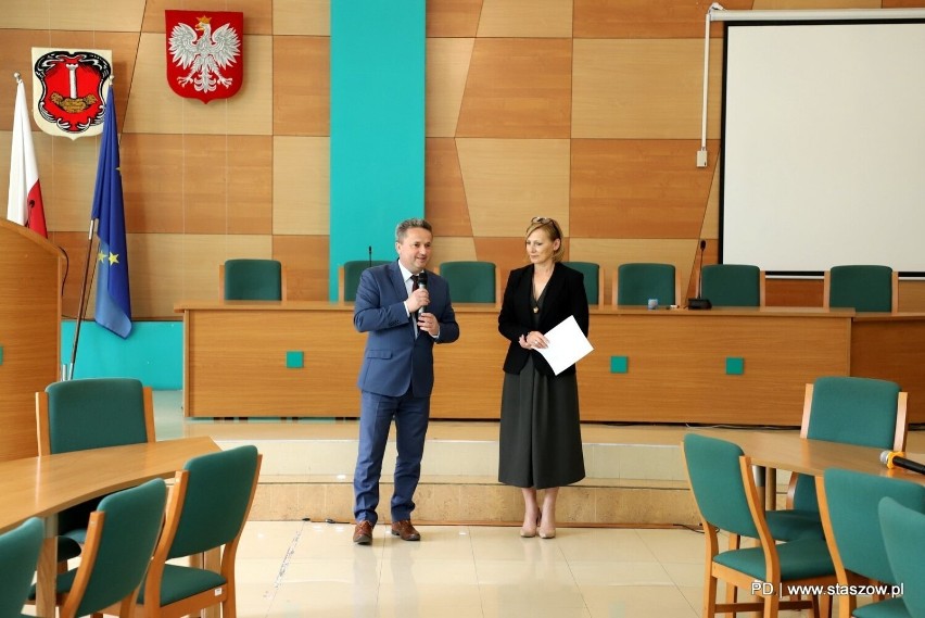 Najzdolniejsi uczniowie z gminy Staszów uhonorowani przez burmistrza. Zobacz zdjęcia