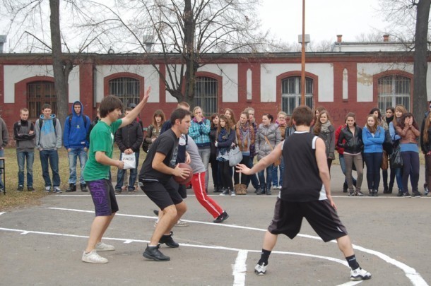 Oleśnica : Dzień Wiosny w II LO