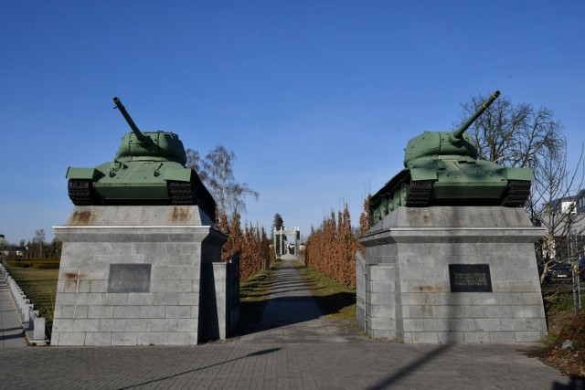 Radzieckie czołgi i armaty wieńczą postumenty znajdujące się przy bramach wiodących na cmentarz wojenny.