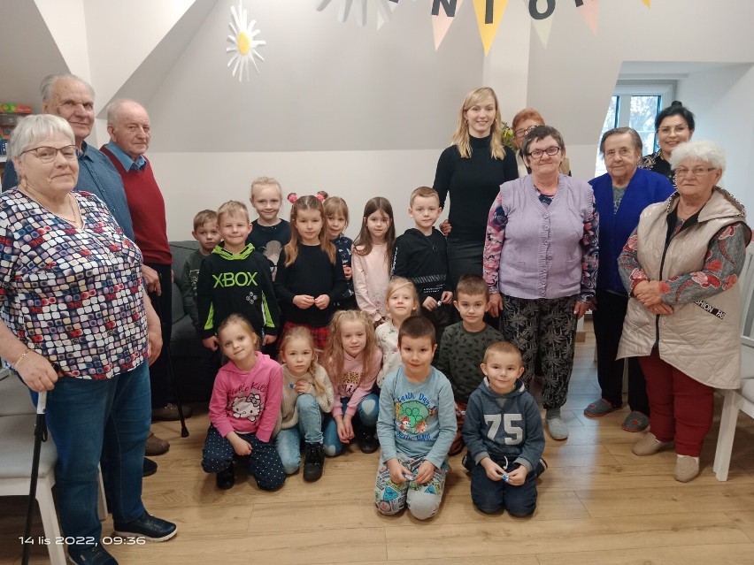Przedszkolaki z okazji Ogólnopolskiego Dnia Seniora odwiedziły Dzienny Dom Senior+