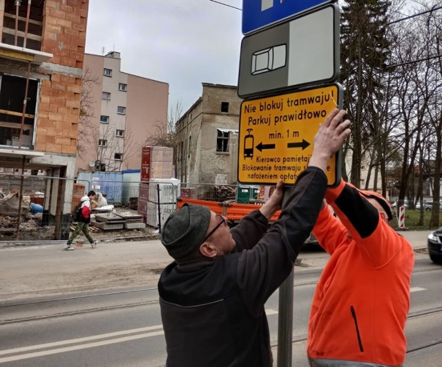 Zaparkowane blisko torów a nawet na torach auta utrudniające przejazd tramwaju, to prawdziwa plaga w Bydgoszczy.