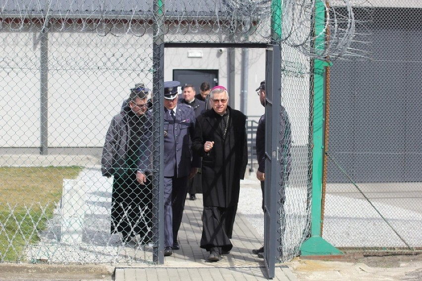Biskup legnicki odwiedza więzienie