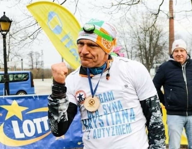 Niesprzyjająca aura i trudne warunki to nic dla Jarosława Zajkowskiego! Nasz białostoczanin zajął II miejsce w maratonie Ultra Śledź Puszczy Knyszyńskiej. Mężczyzna przebiegł dokładnie 168 kilometrów, co zajęło mu prawie całą dobę. Jak sam twierdzi, przepisem na sukces jest siła, determinacja i przede wszystkim wiara w swoje umiejętności.