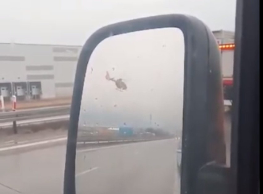 Wiatr rzuca śmigłowcem LPR, który przyleciał po rannego w wypadku na autostradzie A4 [FILM]