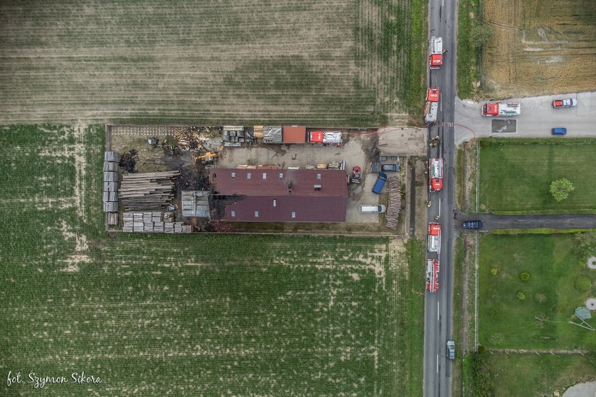 10 jednostek straży przez ponad 6 godzin walczyło z pożarem zakładu stolarskiego [ZDJĘCIA]