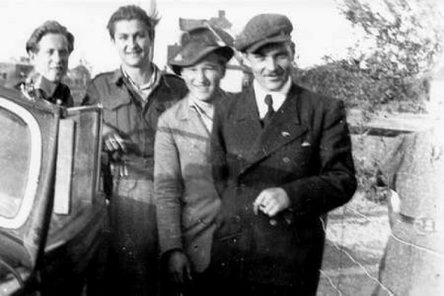 Henryk Flame, ps. Bartek (pierwszy z prawej). Zdjęcie wykonane po amnestii w 1947 roku