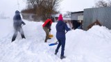 Członkowie Przemyskiej Grupy Rowerowej pomogli odśnieżyć drogę do schroniska dla psów w Orzechowcach koło Przemyśla [ZDJĘCIA]