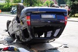 Wypadek na Słowackiego. Samochód wypadł z zakrętu i dachował