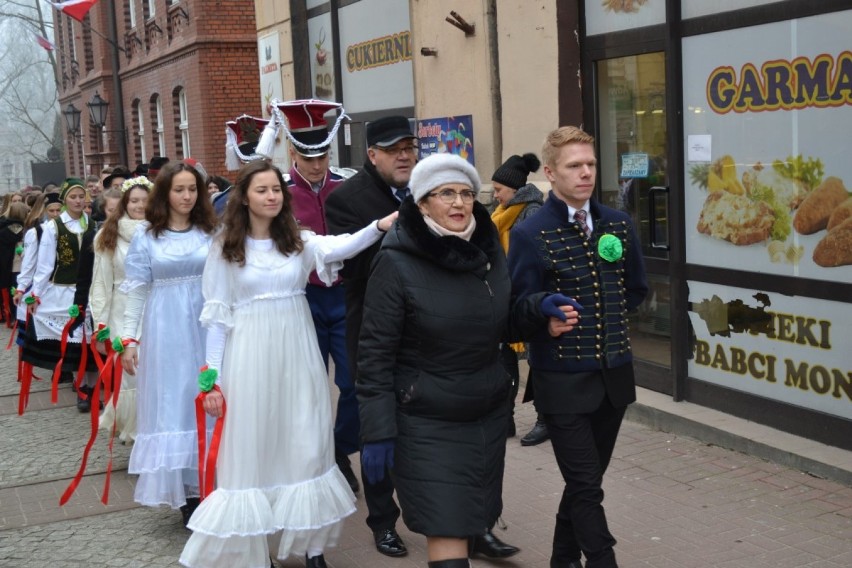 Po raz 10. młodzież klas maturalnych zatańczyła poloneza na...