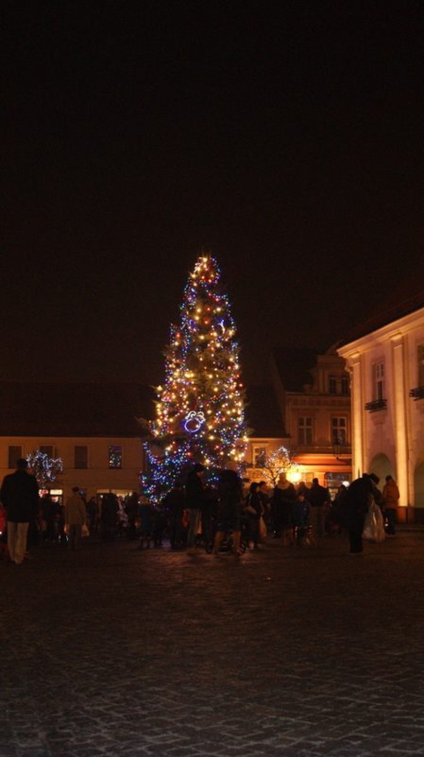 Mikołajki na rynku. Dzieci odpaliły lampki na choince