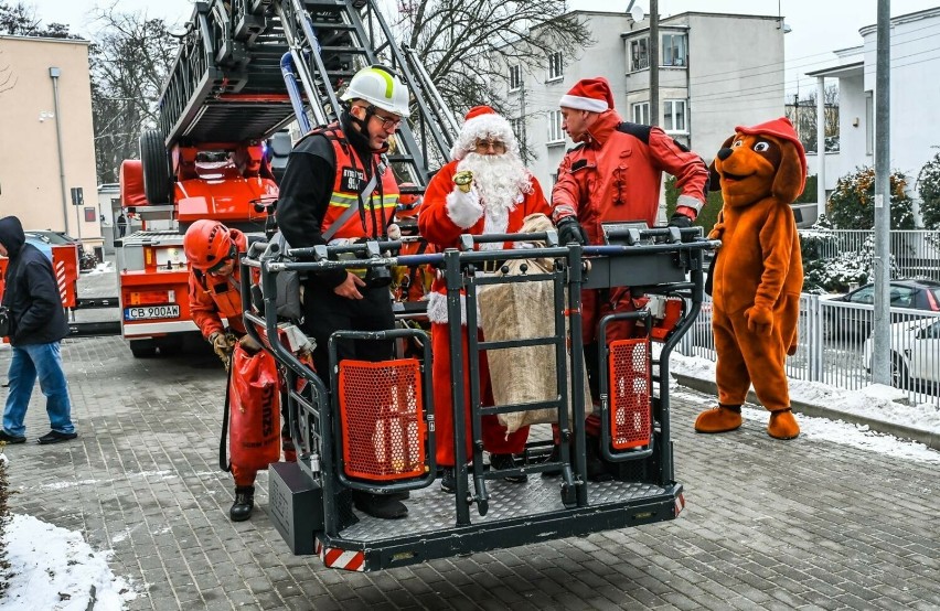 Bydgoscy strażacy przynieśli radość małym pacjentom. Mikołajki w Wojewódzkim Szpitalu Dziecięcym w Bydgoszczy 