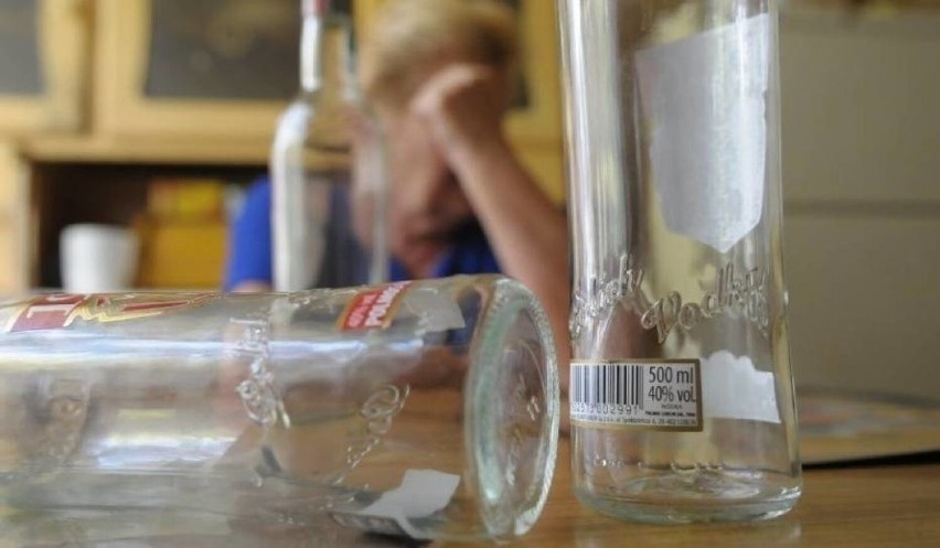 Pilnowali czwórki dzieci pod wpływem alkoholu. Wyniki badania alkomatem są zatrważające 
