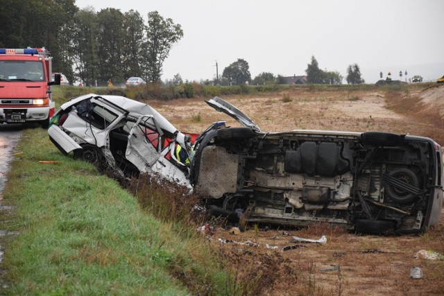 Śmiertelny wypadek w miejscowości Święte w powiecie świeckim. Jedna osoba nie żyje, trzy zostały ranne. Spore utrudnienia na drodze krajowej nr 91 w kierunku Bydgoszczy. 

Do poważnego wypadku doszło ok. godz. 7:00 w miejscowości Święte w powiecie świeckim (gmina Dragacz).

Na drodze krajowej nr 91 zderzyły się dwa samochody osobowe. Pojazdami podróżowały 4 osoby. Jedna osoba zginęła na miejscu, trzy  osoby zostały ranne.

Na miejsce przybyły LPR, ZRM i 3 zastępy straży pożarnej. Na trasie wprowadzono ruch wahadłowy. Kierowcy jadący w stronę Bydgoszczy mogą spodziewać się sporych utrudnień.






Policyjna grupa "SPEED" wyrusza na drogi Kujaw i Pomorza

