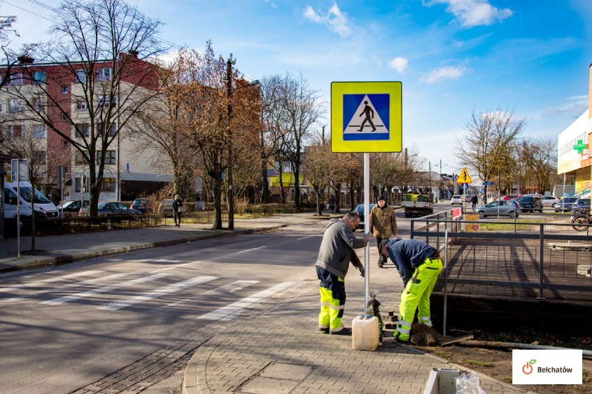 Będzie bezpieczniej na przejściach dla pieszych w Bełchatowie. Miasto poprawia oznakowanie