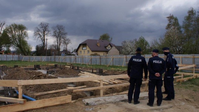 W minioną sobotę (25 kwietnia) pełniący obowiązki Komendant Wojewódzki Policji w Krakowie inspektor Roman Kuster odwiedził wraz z Komendantem Miejskim Policji w Tarnowie inspektorem Mariuszem Dymurą teren rozpoczętej kilkanaście tygodni temu budowy.