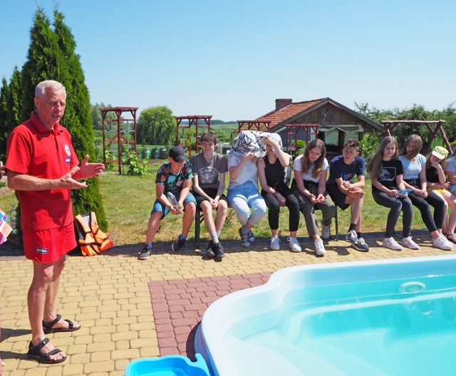 O zasadach bezpieczeństwa nad wodą opowiadał Roman Chmielowski, sekretarz pomorskiego WOPR