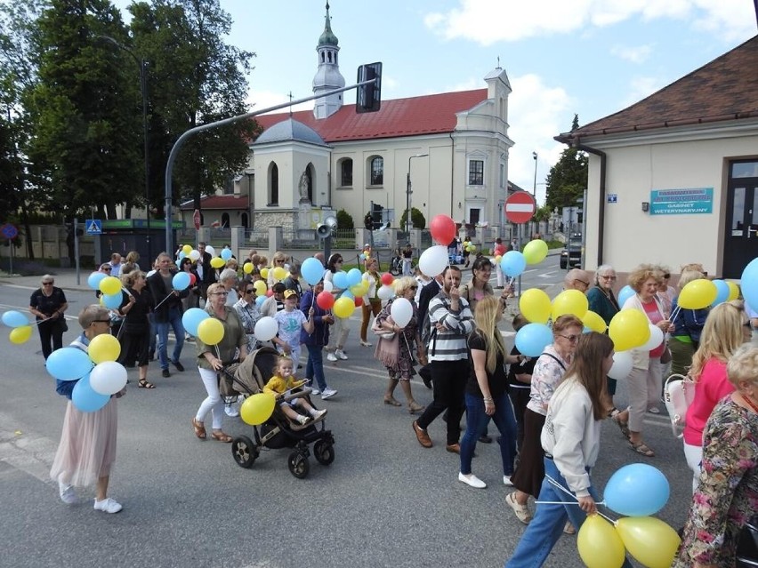 Marsz dla Życia i Rodziny 2023 w Busku-Zdroju. Zdjęcia na...