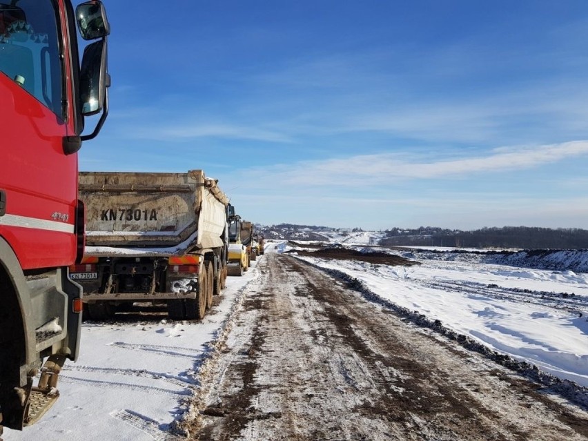 Budowa północnej obwodnicy Krakowa. Mróz i śnieg nie zatrzymały prac [NOWE ZDJĘCIA] 