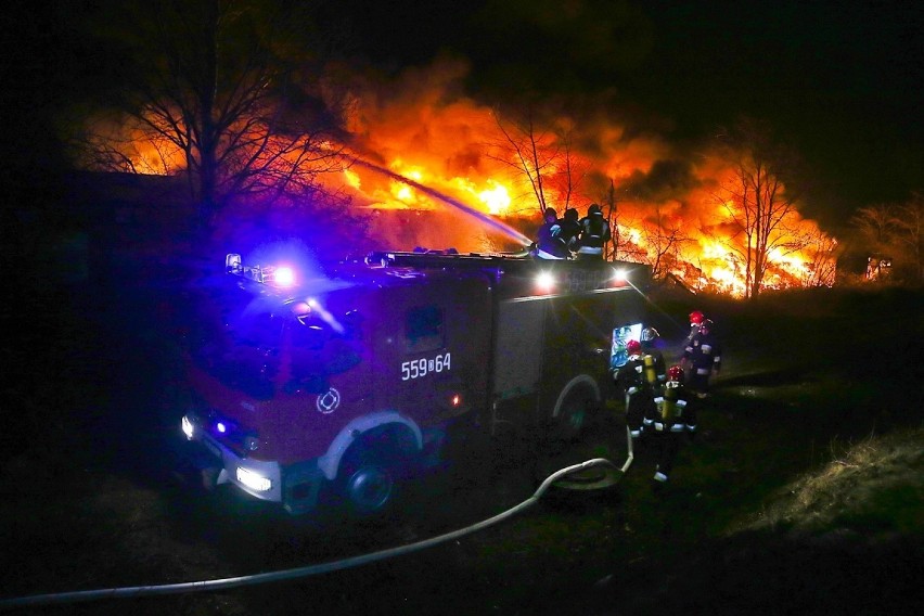 Ogromny pożar na terenie składu materiałów budowlanych MB 03...