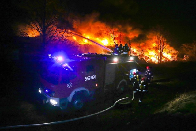 Ogromny pożar na terenie składu materiałów budowlanych MB 03 przy ul. Szczecińskiej.