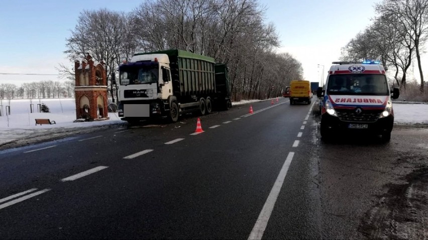 Gm. Miłoradz. Wypadek na drodze krajowej nr 22. Dwie ciężarówki i jedna osobówka. Pasażerka trafiła do szpitala