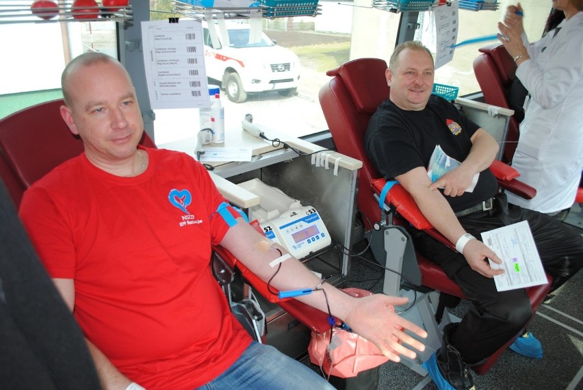 Policjanci i strażacy z Radziejowa oddali krew w ramach akcji "SpoKREWnieni służbą" [zdjęcia]