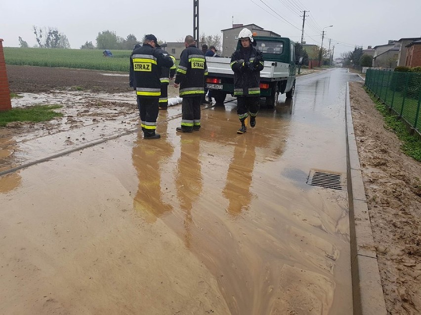 Rozlewiska w Jastrzębiu: strażacy walczą z żywiołem