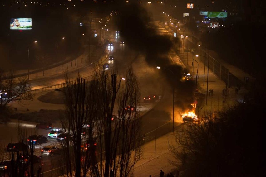 Wypadek w Al. Stanów Zjednoczonych. Samochód uderzył w...