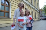 Starosta Ostrowski wraz z radnymi rozdał 700. flag z okazji Dnia Flagi Rzeczypospolitej Polskiej 